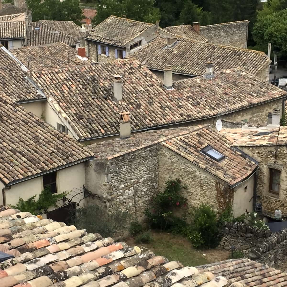 Dachlandschaft-in-der-Provence